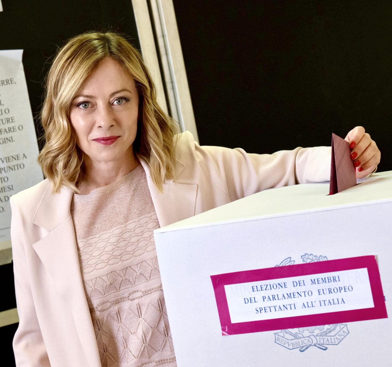 La premier Giorgia Meloni in una foto significativa al momento del voto