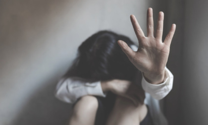 Accoltella la moglie al volto e sul corpo, poi scappa portando via i figli