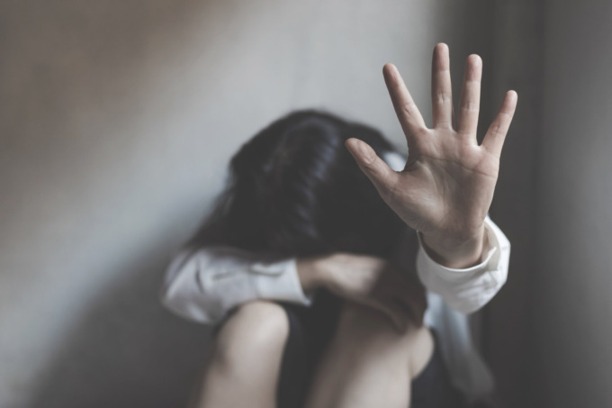Accoltella la moglie al volto e sul corpo, poi scappa portando via i figli