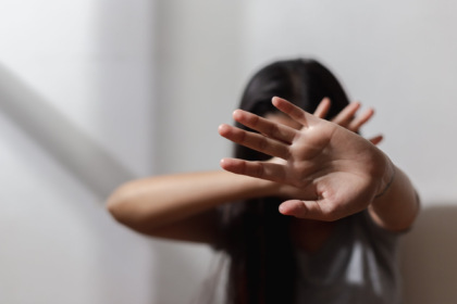 Una vita “troppo occidentale”: arrestato per aver picchiato e morso la figlia fuori con gli amici
