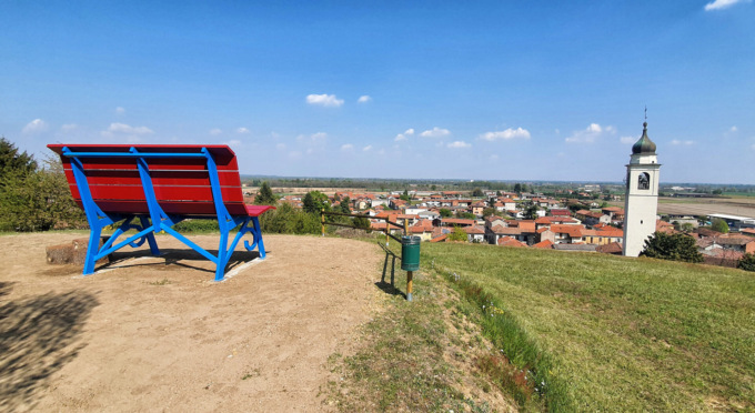 Si passeggia sulle orme di san Giovanni Bosco e si ammirano castelli, panchine giganti e risaie