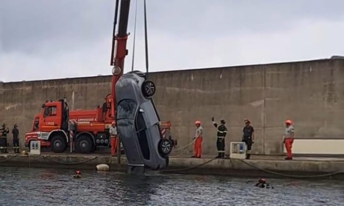 Famiglia caduta in mare con l’auto: morta la mamma, ancora gravissimo il figlio di 6 anni
