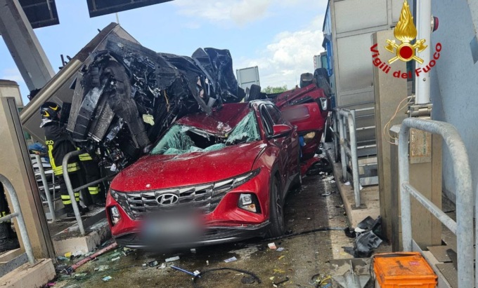 Auto sfonda il casello in Autostrada: tre morti e sette feriti gravi (anche un bimbo di 6 anni)
