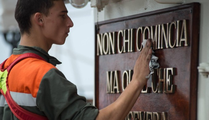 Ufficiale della Marina Militare si schianta con il gommone contro gli scogli e muore, addio al 26enne Pietro Stipa