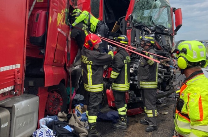 Incidente tra tre Tir in A4: autostrada bloccata