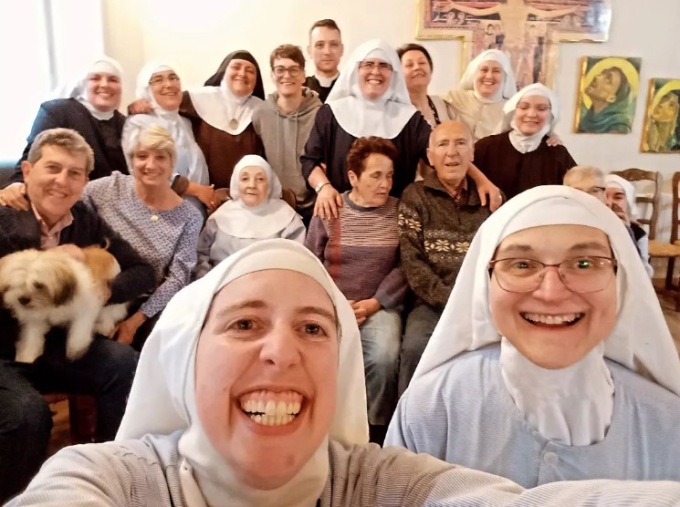 Non c’è pace per il Papa, le Monache di Clarissa lo “scomunicano”