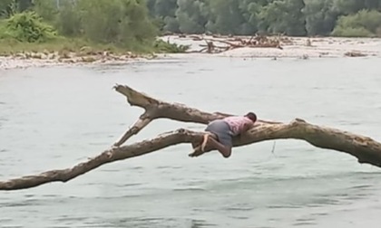 Travolti dal fiume in piena: si salva aggrappandosi al tronco di un albero