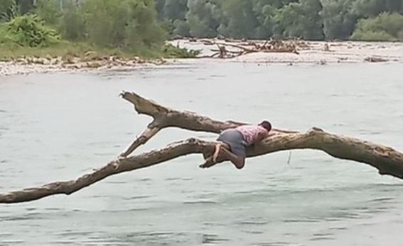 Travolti dal fiume in piena: si salva aggrappandosi al tronco di un albero