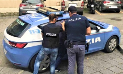 Scappa dal marito violento calandosi dalla finestra con la figlia legata sulla schiena