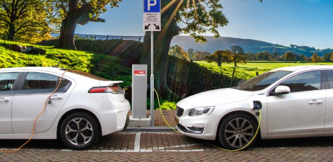 Incentivi auto elettriche finiti troppo in fretta online, la Fiat chiede di indagare: “Qualcosa non torna”
