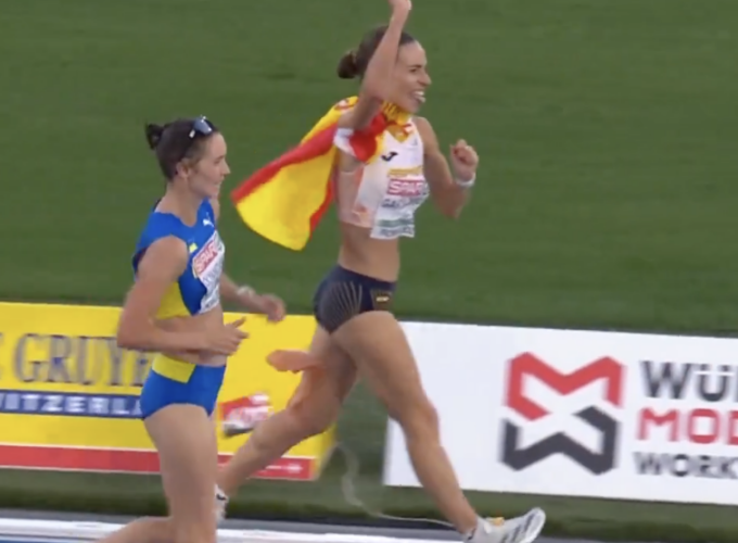 Atleta spagnola festeggia il podio poco prima del traguardo ma l’ucraina la supera soffiandole la medaglia di bronzo