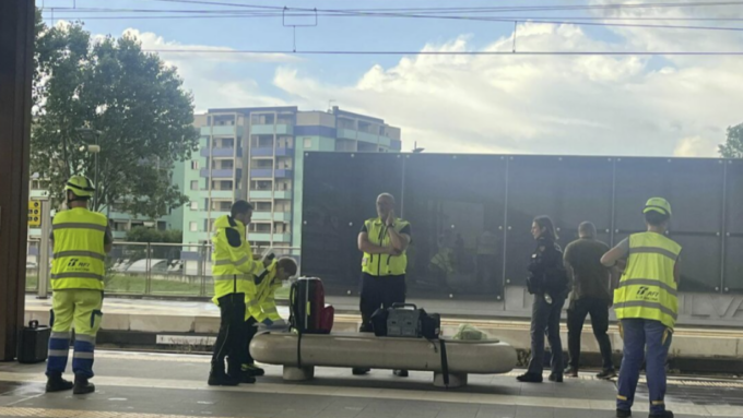 Mamma e figlia di 9 anni uccise da un treno: camminavano mano nella mano sui binari