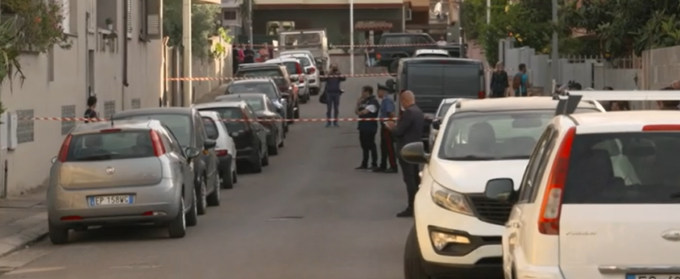 Uccide la madre con una coltellata: 27enne fermato vicino a casa, immobile sul marciapiede