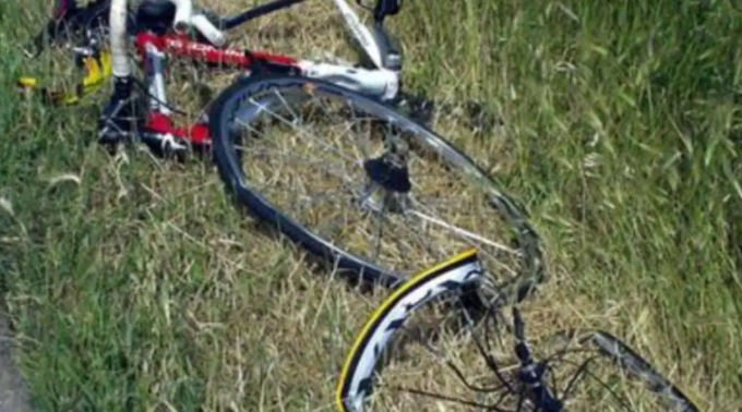 Furgone investe un gruppo di ciclisti, un morto e un ferito grave