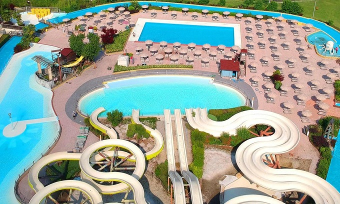 In piscina con l’oratorio, si tuffa e non riemerge: gravissima ragazzina di 11 anni