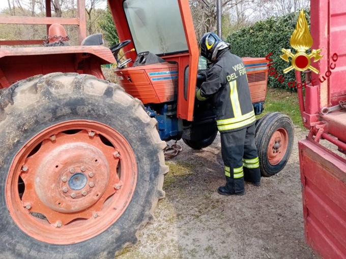 Agricoltore muore schiacciato dal trattore, spazzino travolto da un cancello