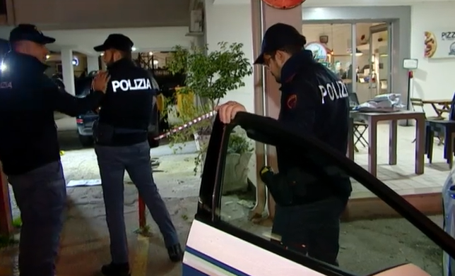 Lei lo respinge, lui le mette una bomba sotto l’auto