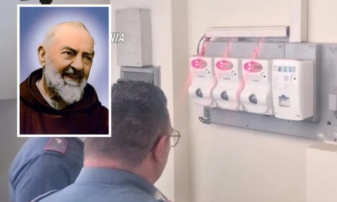 Dietro l’immagine di Padre Pio, l’allacciamento abusivo per usare l’energia gratis