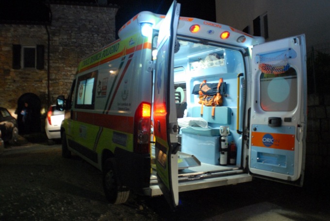 Bambino di 8 anni morto schiacciato da un tavolo in giardino