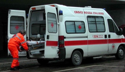 Donna trovata accoltellata in strada, il marito impiccato in casa