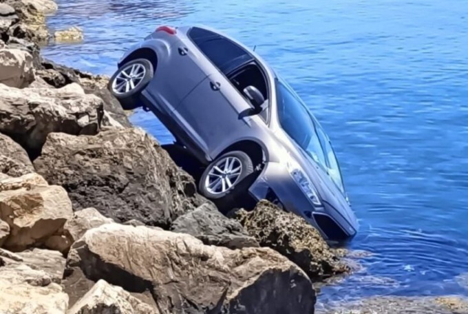 Perde il controllo dell’auto e finisce in bilico sugli scogli