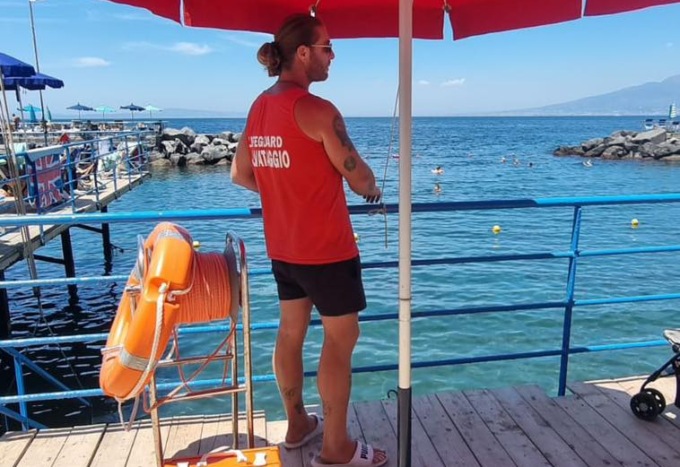Bambino rischia di annegare in mare sotto gli occhi della mamma, bagnino eroe gli salva la vita