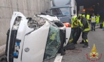 Incidente tra auto e Tir in Tangenziale a Milano: morti due giovani, altri due feriti gravi