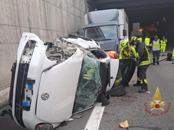 Incidente tra auto e Tir in Tangenziale a Milano: morti due giovani, altri due feriti gravi