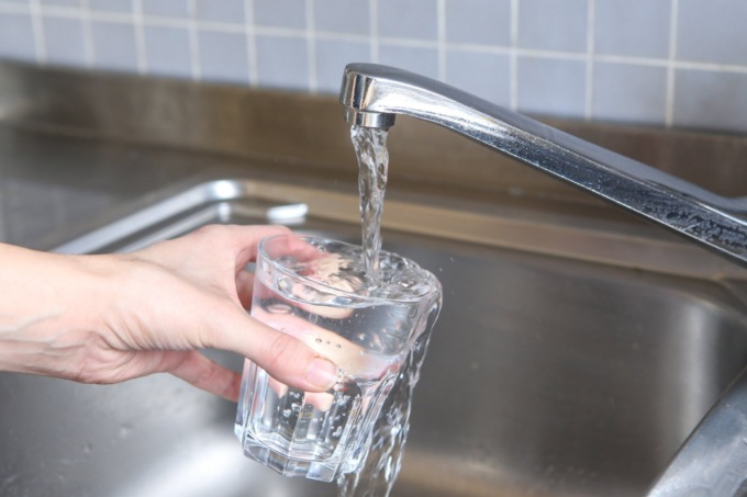 L’acqua del rubinetto è sicura da bere? Cosa dicono gli esperti