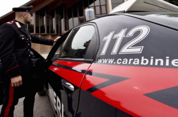Fa un selfie davanti alla caserma poi lancia una bomba contro un’auto dei Carabinieri