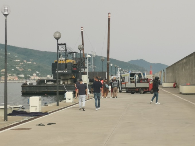 Auto in retromarcia finisce in mare: mamma e bambino di 6 anni gravissimi