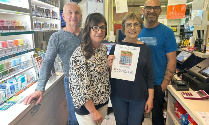 Straniero vince 500.000 euro al Gratta e vinci e lo porta al tabaccaio: “Ho tremato per un’ora”