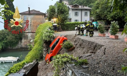Nubifragi in Lombardia: allagamenti e cittadini bloccati nei sottopassaggi. Crolla un parcheggio, auto quasi nel lago