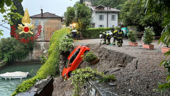 Nubifragi in Lombardia: allagamenti e cittadini bloccati nei sottopassaggi. Crolla un parcheggio, auto quasi nel lago