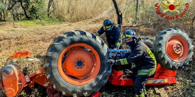 Schiacciato da un trattore: un cane resta a vegliarlo, l’altro corre a dare l’allarme