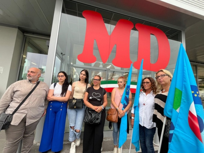 L’audio della direttrice del supermercato che vieta alle cassiere di andare in bagno: “Piuttosto fatevela addosso”