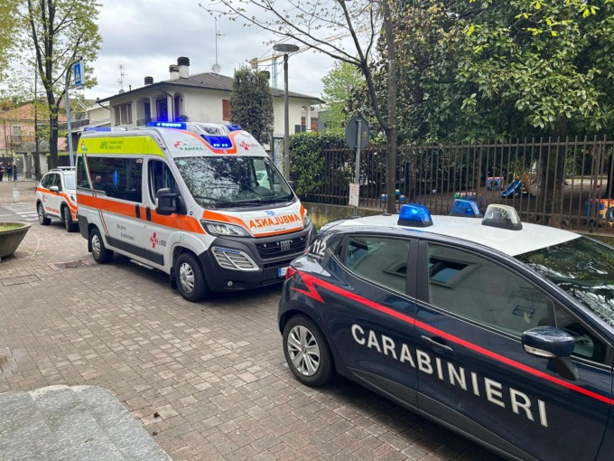 Spray al peperoncino in classe in due scuole di Milano: più di 30 studenti intossicati