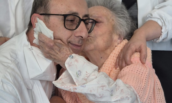 Super nonna operata al femore a 103 anni torna a camminare dopo 6 giorni