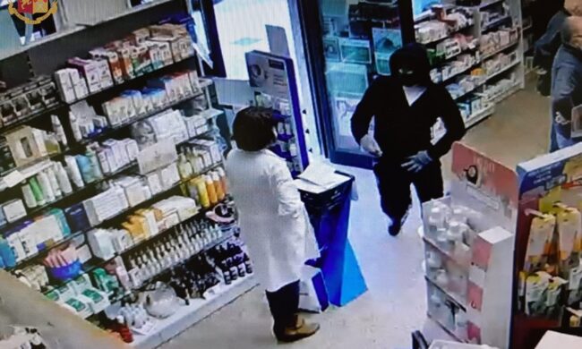 Rapina due volte la farmacia sotto casa… e si fa arrestare