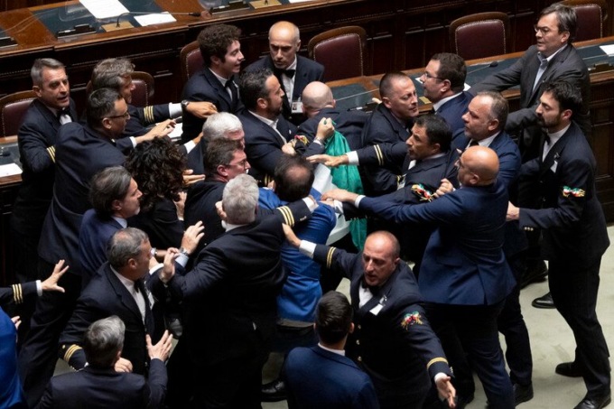 Il video dell’imbarazzante rissa alla Camera: cosa è successo