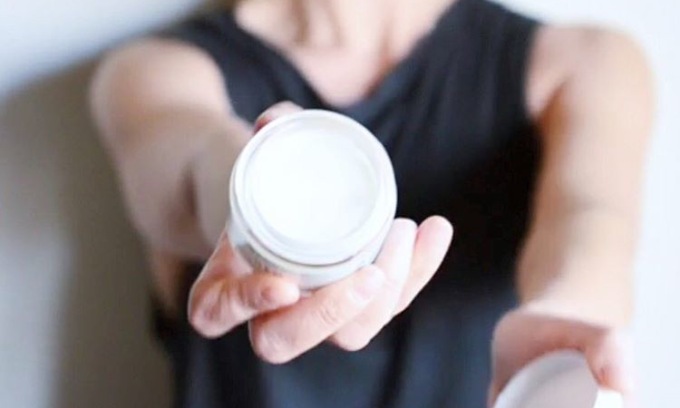 Sostanze tossiche in profumi, deodoranti e creme di grandi marche: l’elenco dei prodotti a rischio che potreste avere a casa