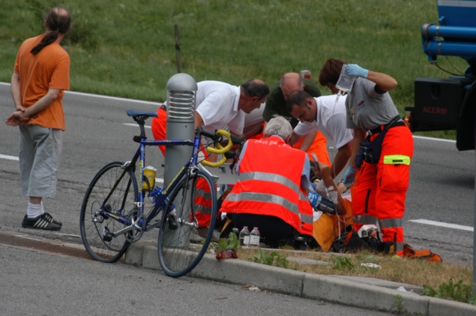 Forza il posto di blocco e investe tre ciclisti: era in ritardo per la Messa