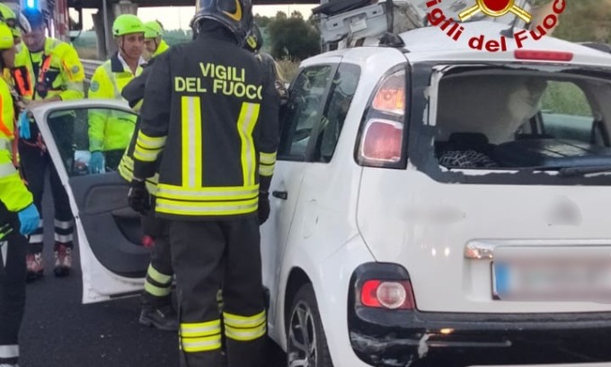 Tir perde una ruota che centra in pieno la sua auto: turista morta sul colpo in A4