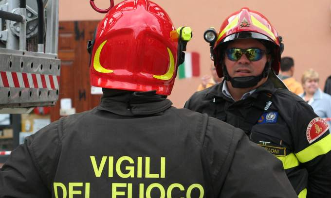 Litiga con amministratore e vicino e tenta di far saltare in aria il palazzo: “Tanto tutti dobbiamo morire”