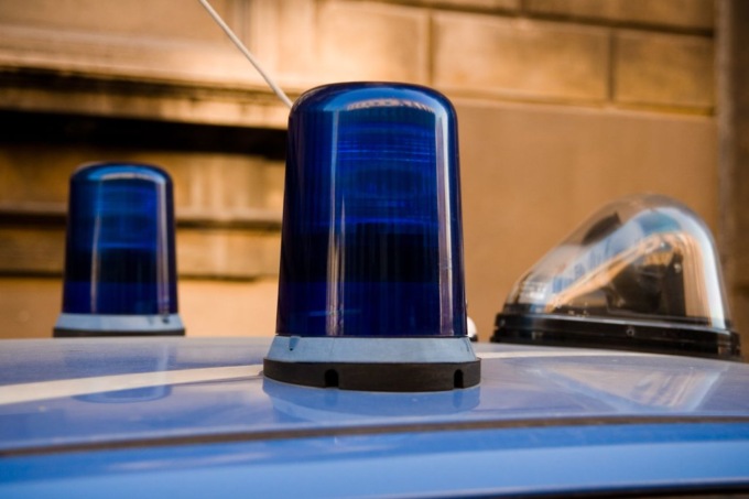 Fattorino usa la sirena della Polizia per consegnare prima le pizze