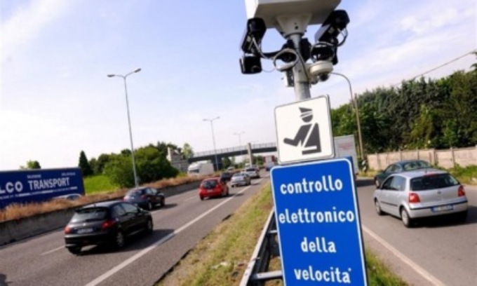 Fleximan da “esportazione”: italiano in Svizzera scende dall’auto e distrugge autovelox a martellate