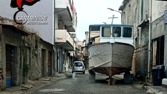 Altro che sosta selvaggia: parcheggia in strada… la barca di 10 metri