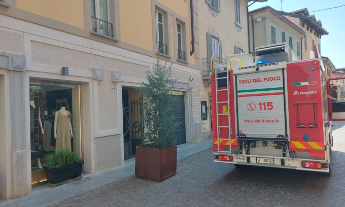 Intrappolato nel suo negozio, liberato dai Vigili del Fuoco