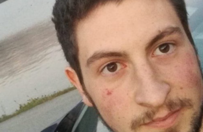 Incidente in moto, si scontra con suo fratello: muore precipitando da un dirupo a 28 anni