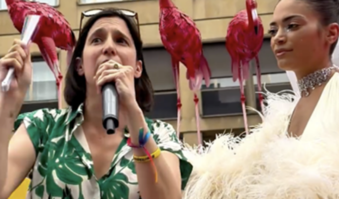 Molestatore si infiltra al Milano Pride e allunga le mani su 4 giornalisti durante la conferenza del Pd